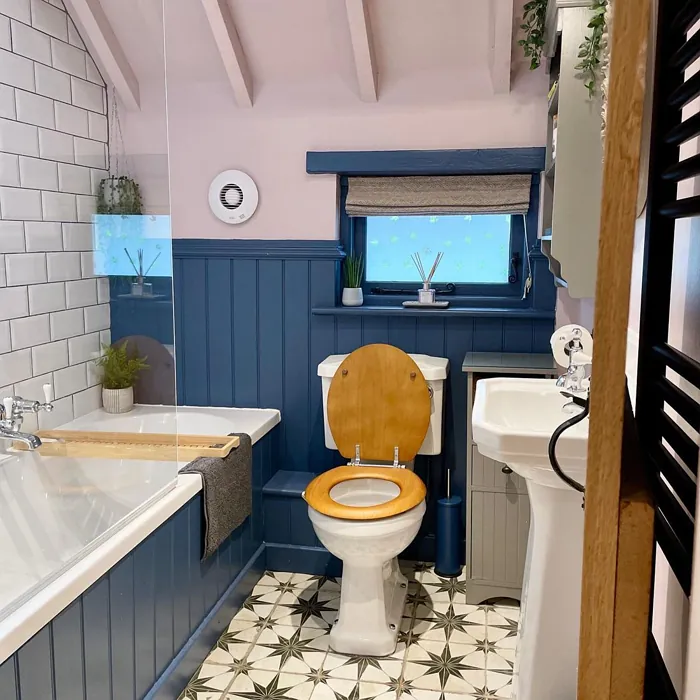 Little Greene Hicks' Blue 208 bathroom