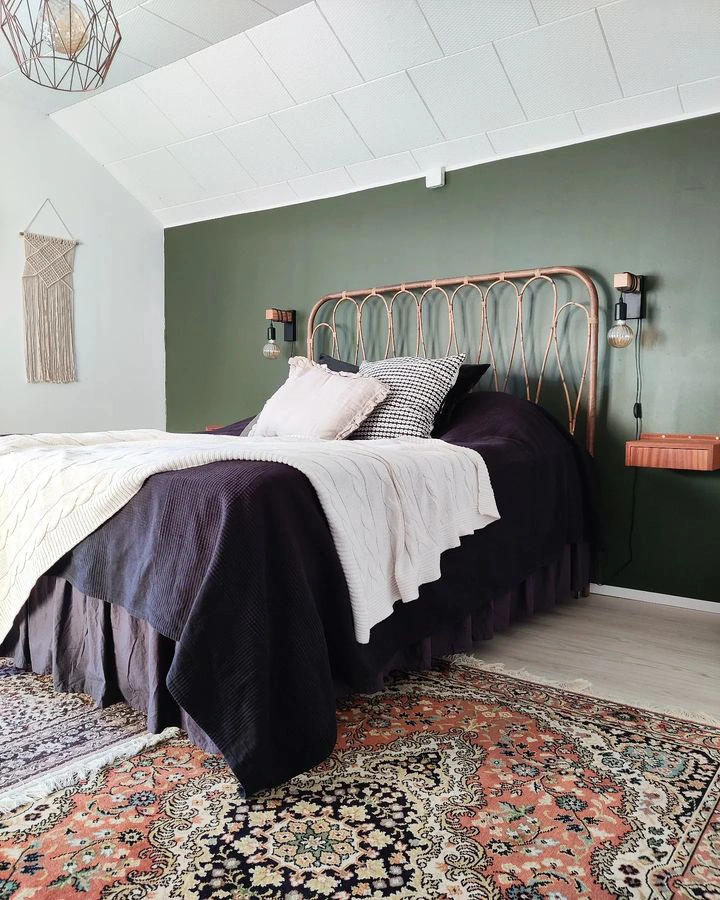 Green accent wal in a bedroom Tikkurila M449 Grotto