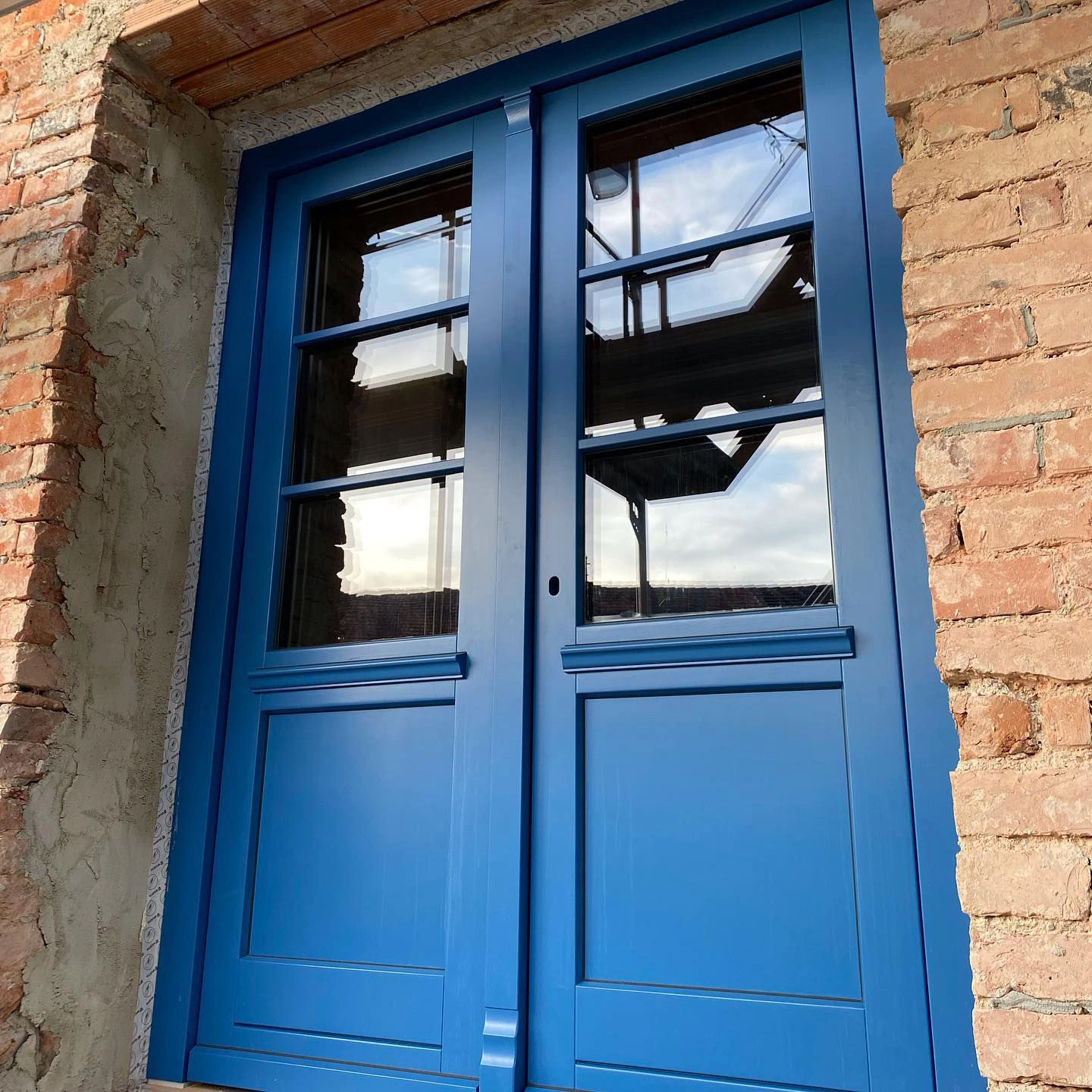 Brillant blue RAL 5007 door paint