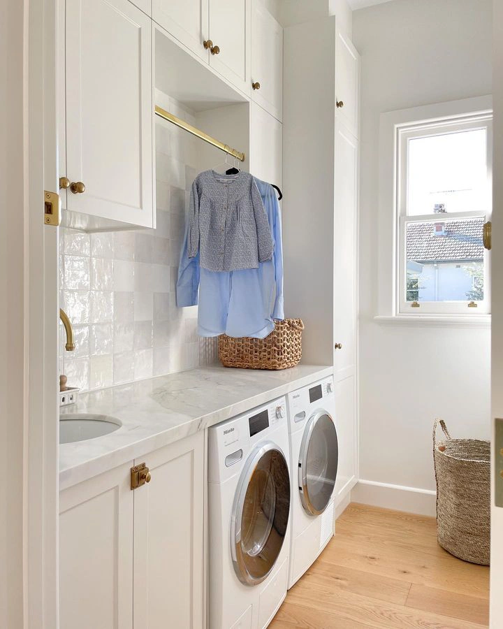 White laundry room Dulux Natural White 50YY 83/029