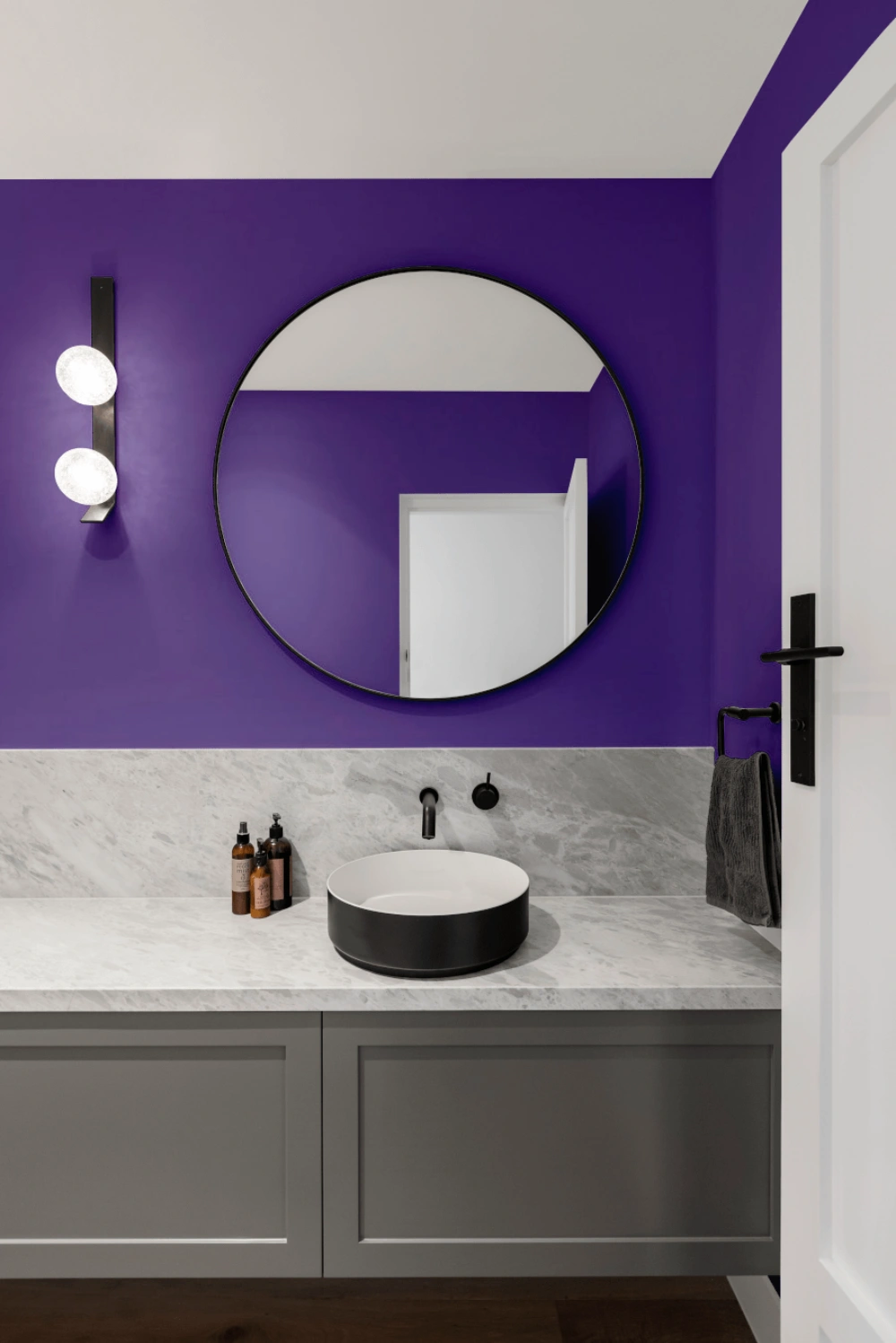 RAL Effect undefined RAL 570-M minimalist bathroom