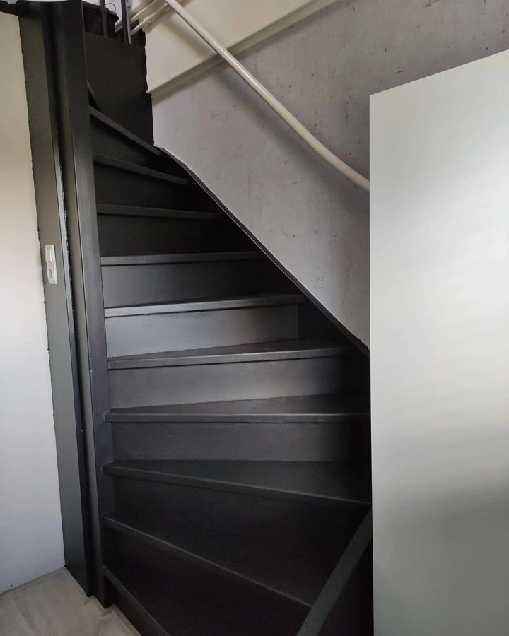 Signal black RAL 9004 painted stairs