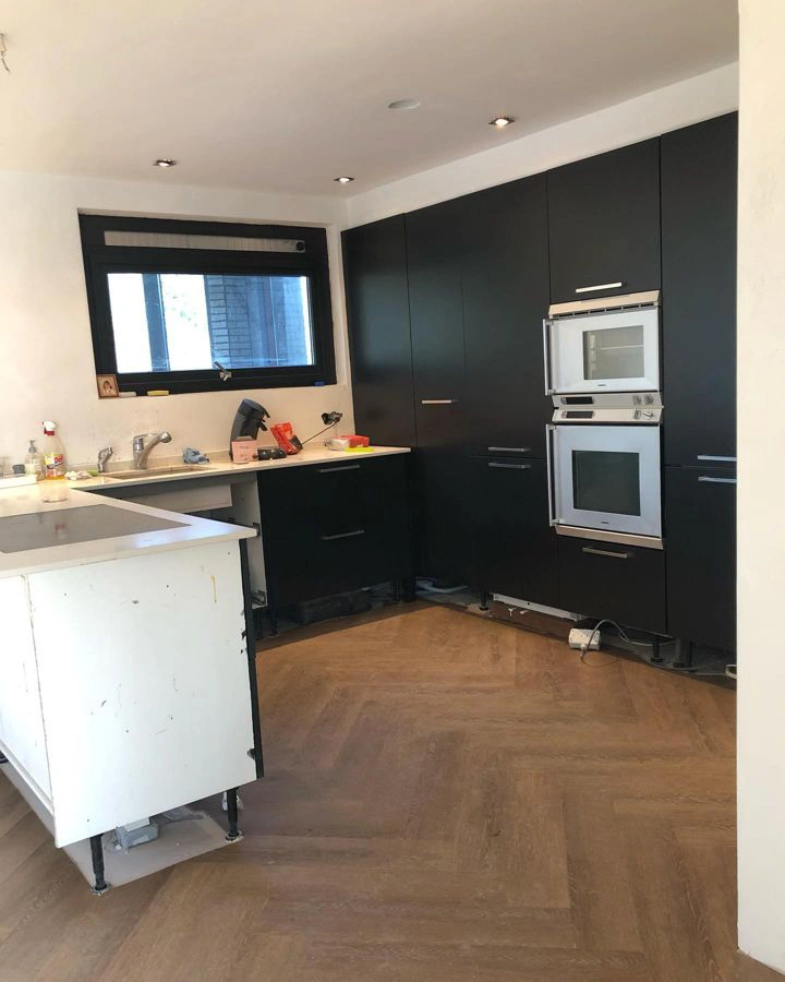 Signal black RAL 9004 kitchen cabinets