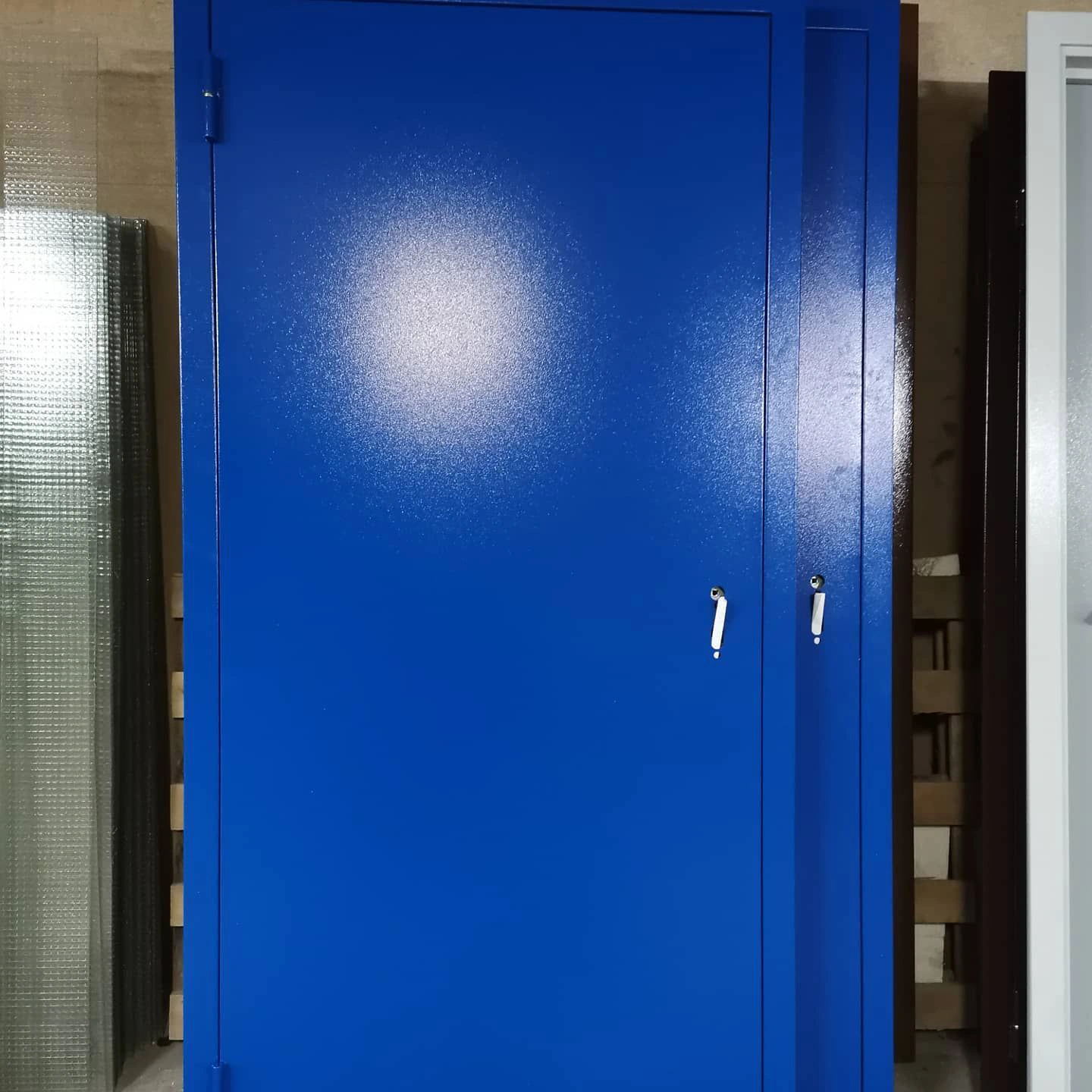 Signal blue RAL 5005 door
