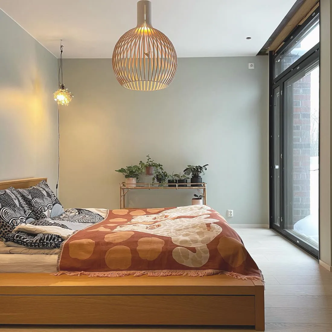 Grey bedroom interior review Tikkurila X447 Sea Smoke Merisavu
