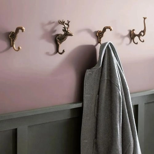 Photo of color Benjamin Moore 2113-40 Cinnamon Slate