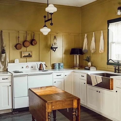 Photo of color Benjamin Moore CW-425 Palace Ochre