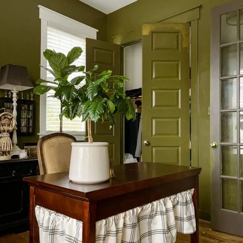 Photo of color Benjamin Moore CW-475 Palmer Green