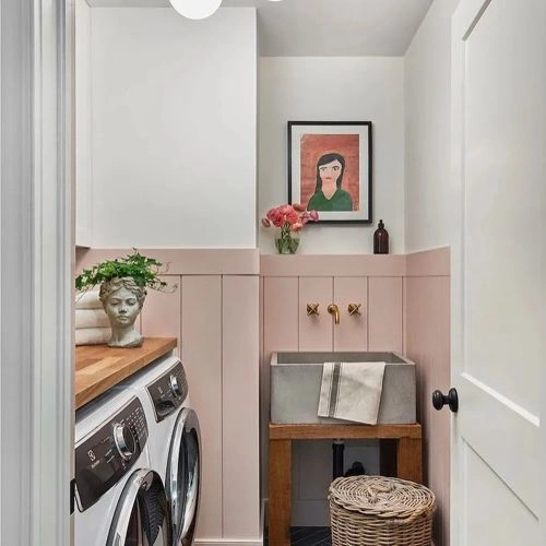 Photo of color Benjamin Moore 2095-60 Southern Comfort