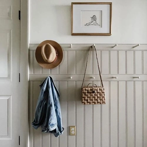 Photo of color Sherwin Williams SW 7036 Accessible Beige