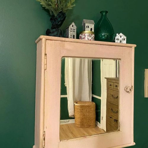 Photo of color Benjamin Moore CW-535 Buffett Green