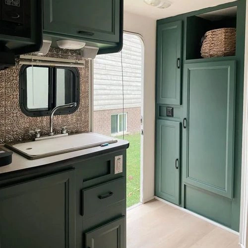Photo of color Benjamin Moore CW-555 Goodwin Green