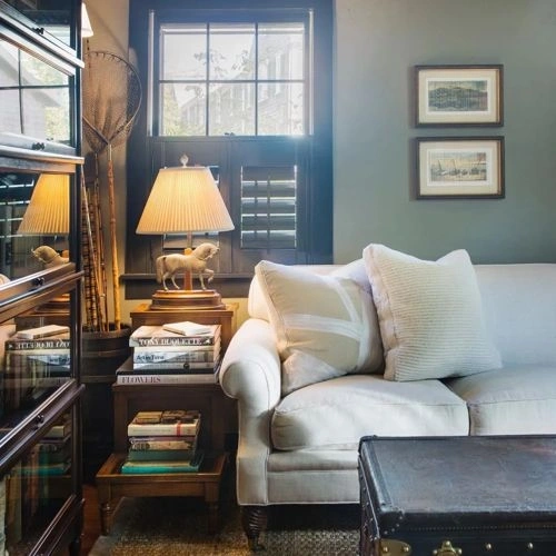 Photo of color Benjamin Moore CW-65 Gunsmith Gray