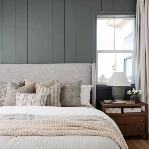 Photo of color Benjamin Moore 1581 Millstone Gray