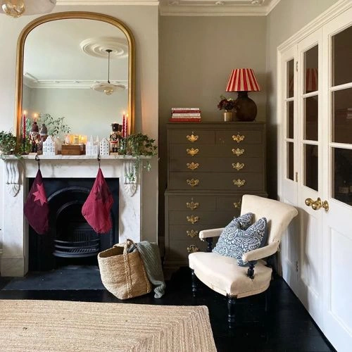 Photo of color Benjamin Moore 1001 North Creek Brown