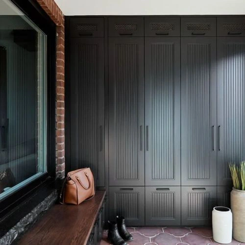 Photo of color Benjamin Moore 2133-10 Onyx Photo of color Benjamin Moore 2133-10 Onyx