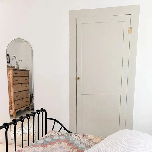 Photo of color Benjamin Moore OC-32 Tapestry Beige