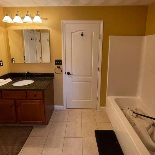 Photo of color Benjamin Moore CW-375 Tavern Ochre