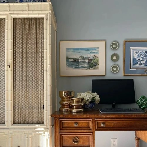 Photo of color Benjamin Moore 1585 Wales Gray