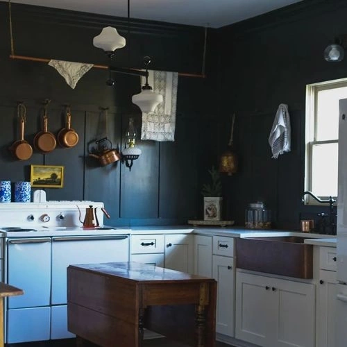 Photo of color Benjamin Moore CW-510 Waller Green