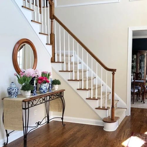 Photo of color Benjamin Moore OC-10 White Sand