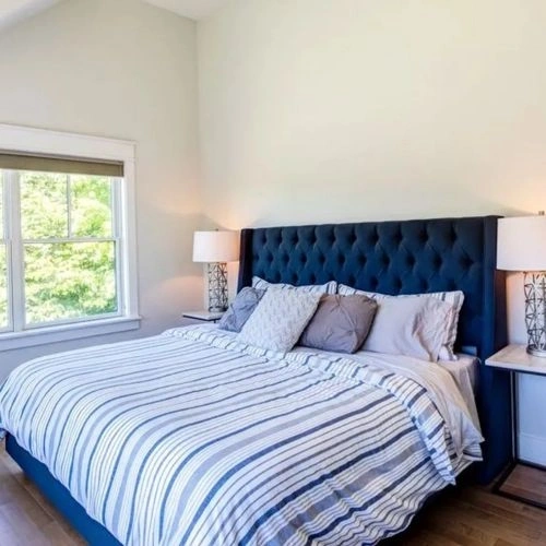 Photo of color Benjamin Moore OC-54 White Wisp