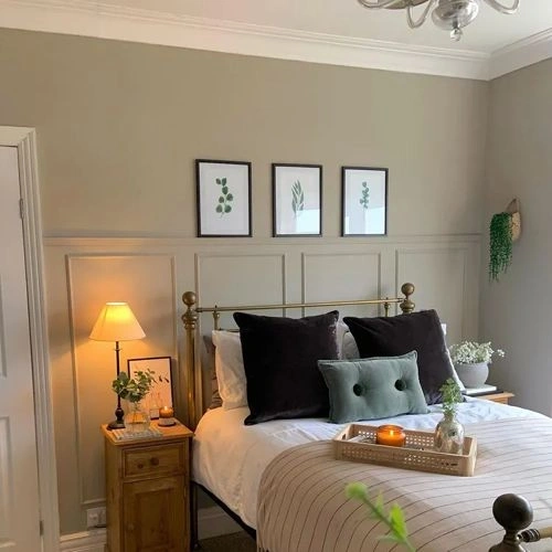 Photo of color Farrow and Ball 5 Hardwick White