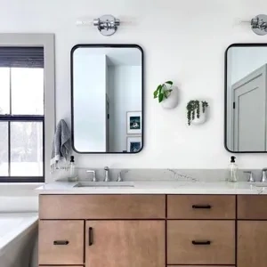 Photo of color Sherwin Williams SW 7005 Pure White