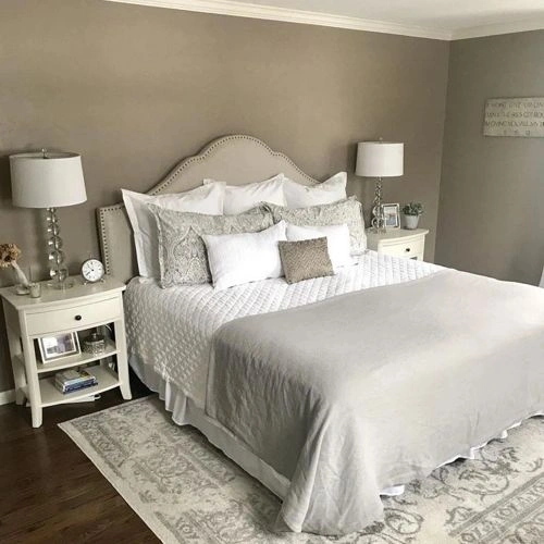 Photo of color Sherwin Williams SW 7508 Tavern Taupe