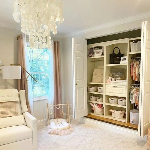 Photo of color Sherwin Williams SW 7003 Toque White