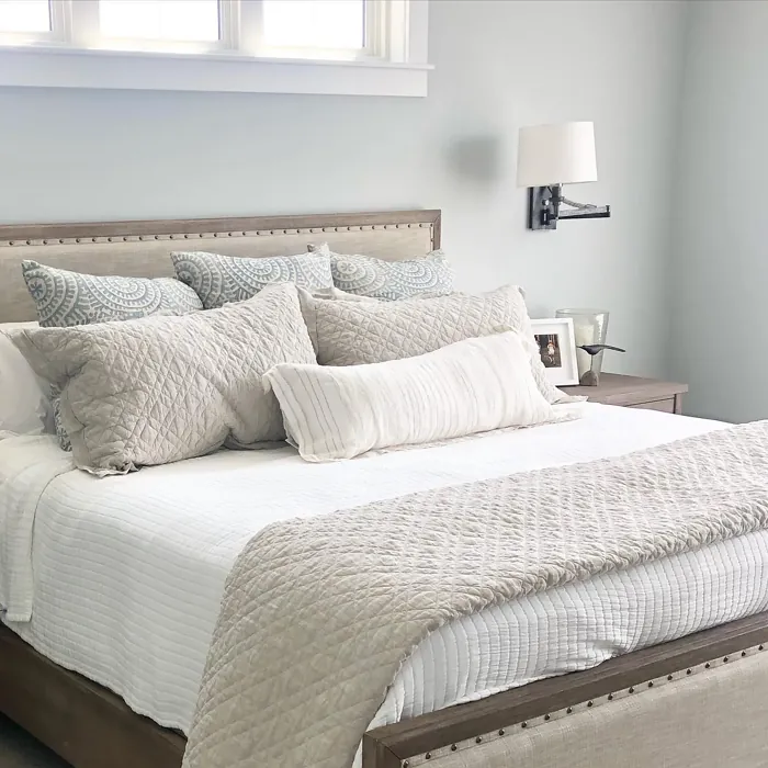 Benjamin Moore Arctic Gray bedroom 