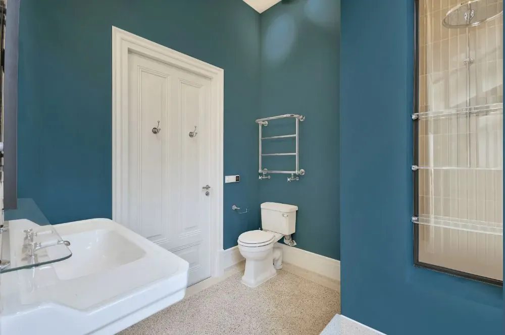 Benjamin Moore Buckland Blue bathroom