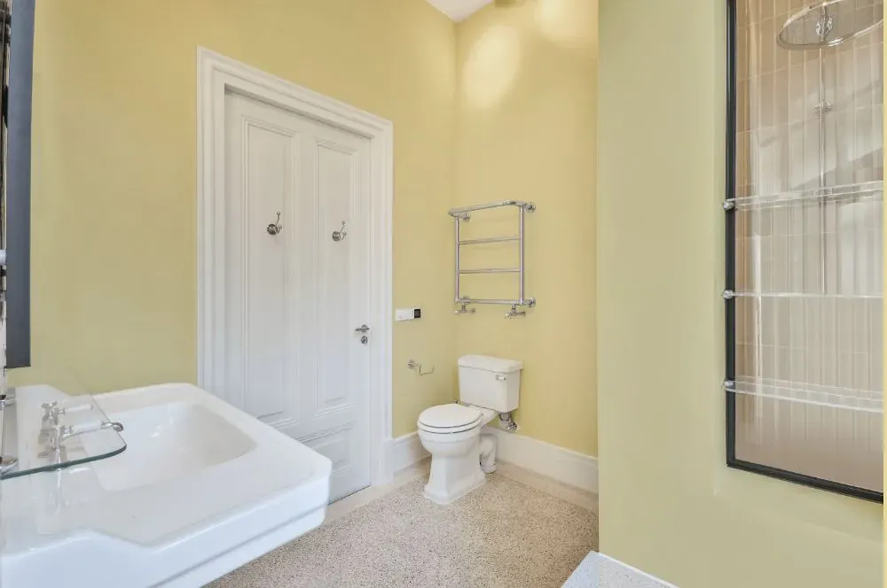 Benjamin Moore Chamber Yellow bathroom