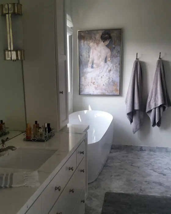 Benjamin Moore Decorator'S White Bathroom