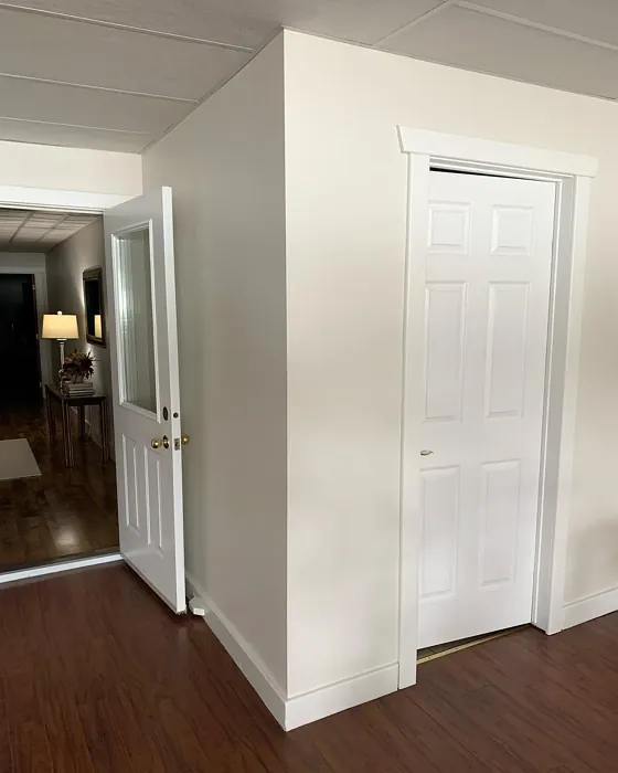 Benjamin Moore Dove Wing hallway 