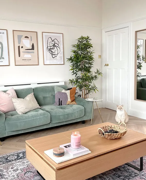 Benjamin Moore Gardenia cozy living room color review