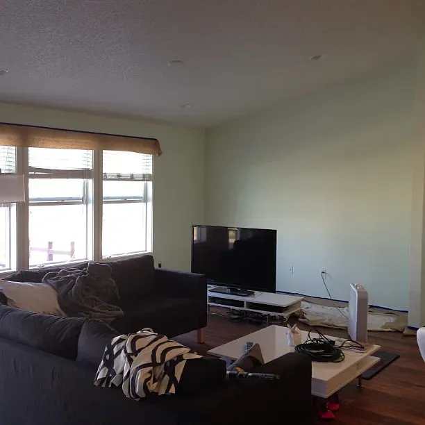 Benjamin Moore Hint of Mint wall paint 