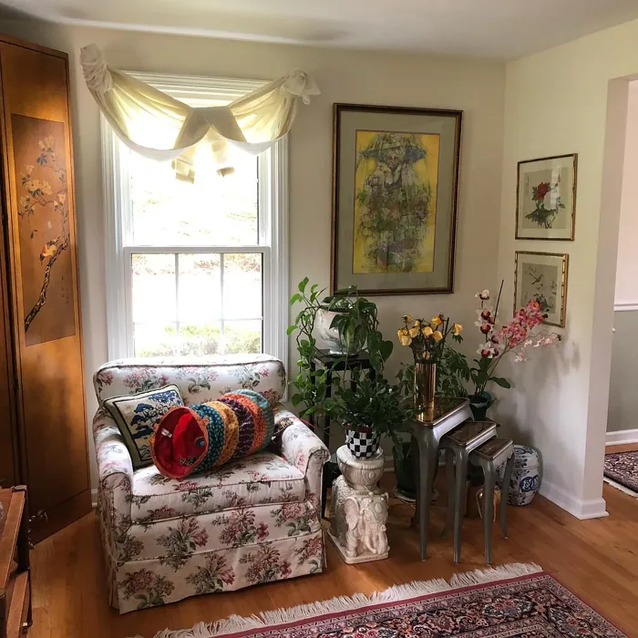 Benjamin Moore Linen White living room 