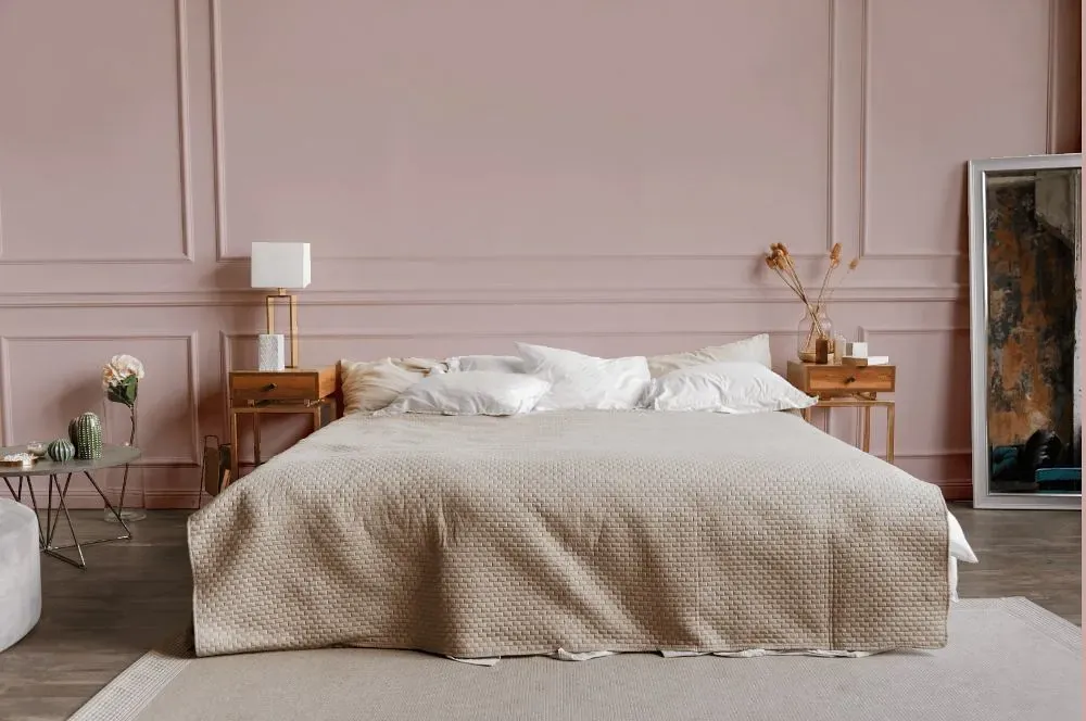 Benjamin Moore Pale Berry bedroom