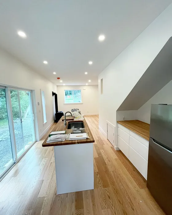 Benjamin Moore White Opulence kitchen 