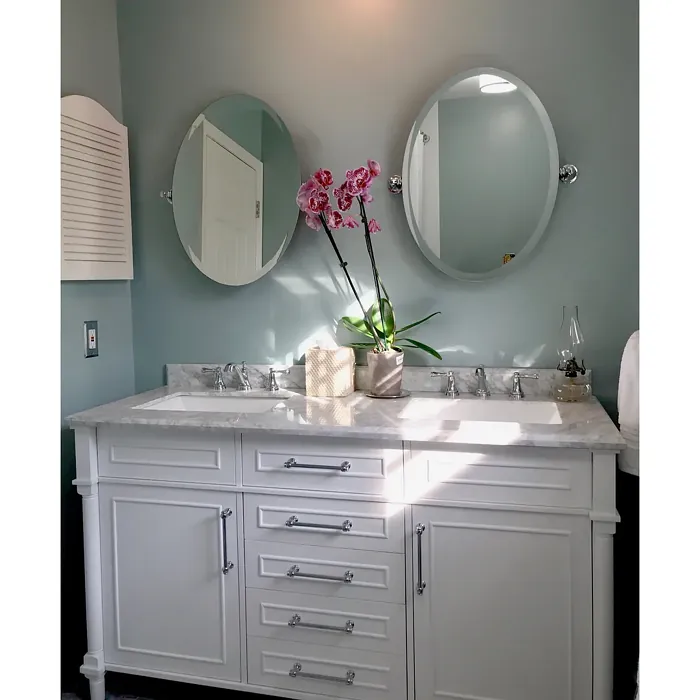 Benjamin Moore Yarmouth Blue bathroom 