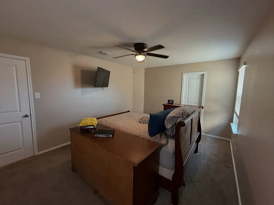 SW Bungalow Beige bedroom picture
