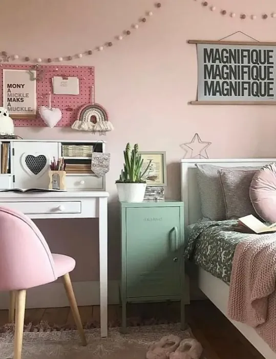 Calamine kids' room picture