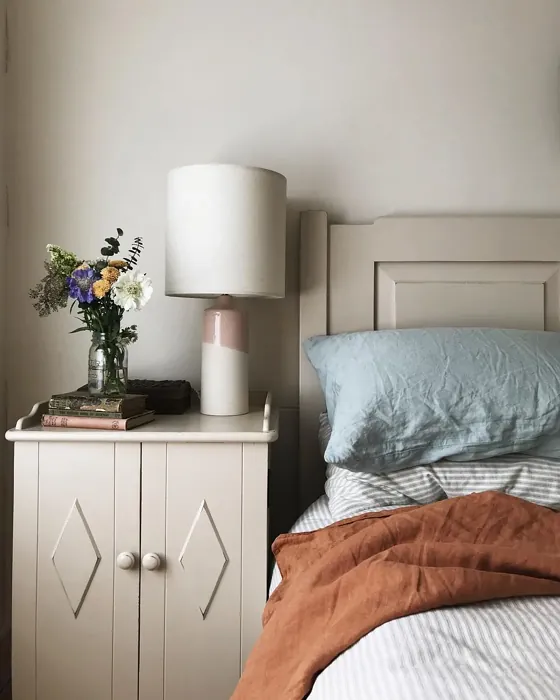 Farrow and Ball Dimity bedroom picture