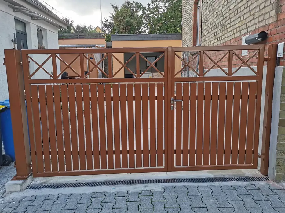 RAL Classic  Fawn brown RAL 8007 painted fence