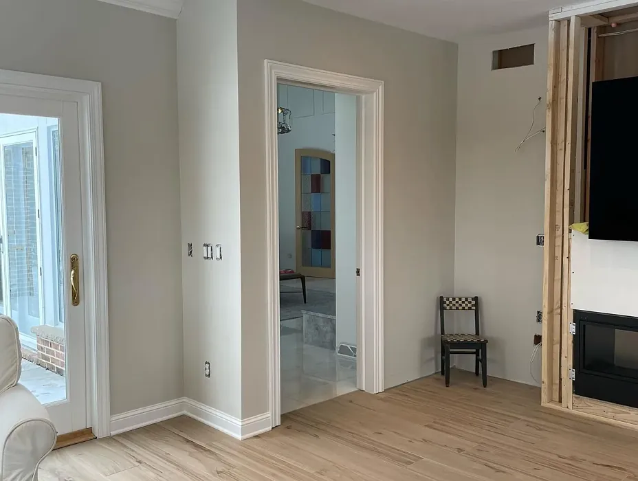 Benjamin Moore Pale Oak wall paint picture