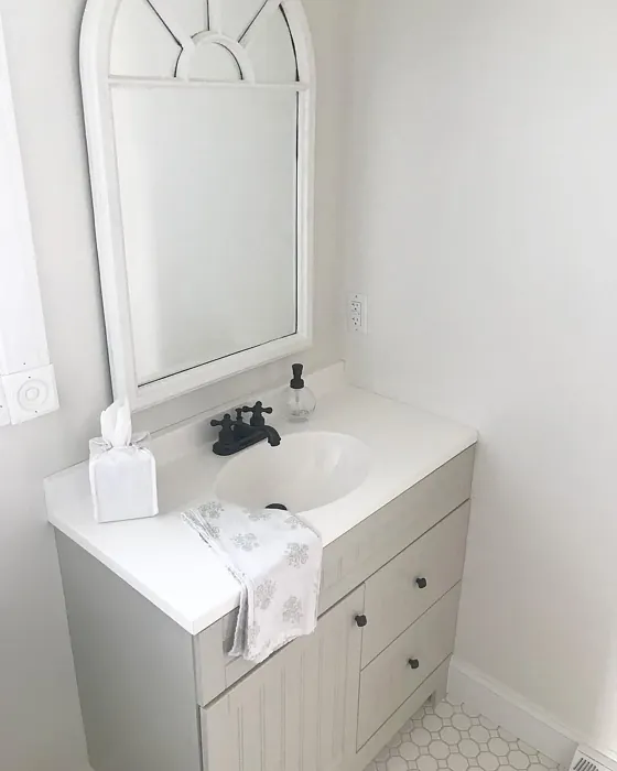 SW Pearly White bathroom paint