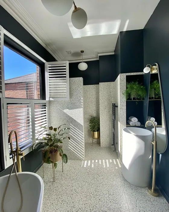 Farrow and Ball Railings stylish bathroom 