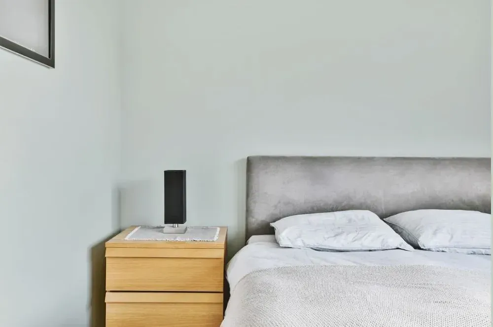 NCS S 1005-G minimalist bedroom