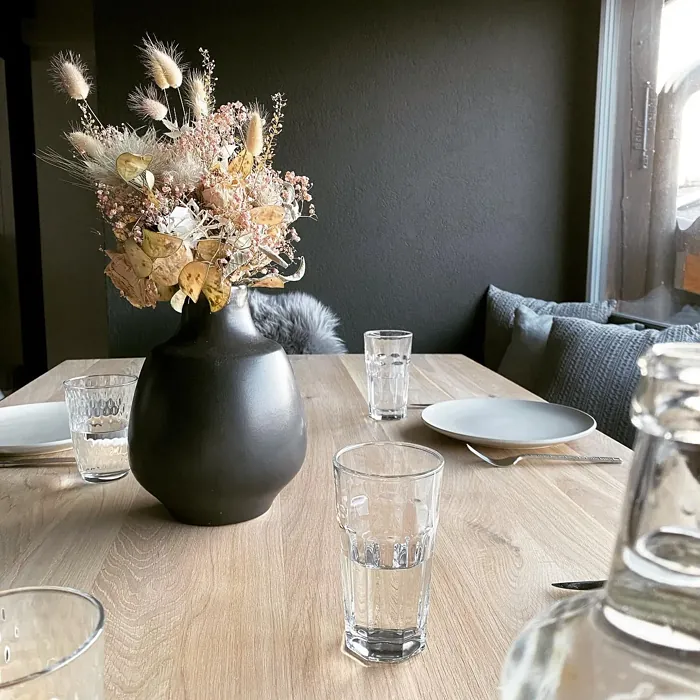 S 8000-N accent wall review